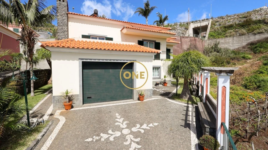 Moradia T4 para Venda em Estreito de Camara de Lobos