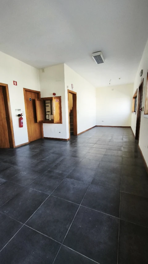 Armazém para Arrendamento em Canelas