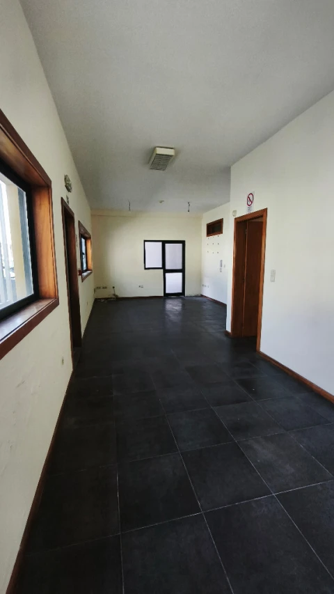 Armazém para Arrendamento em Canelas