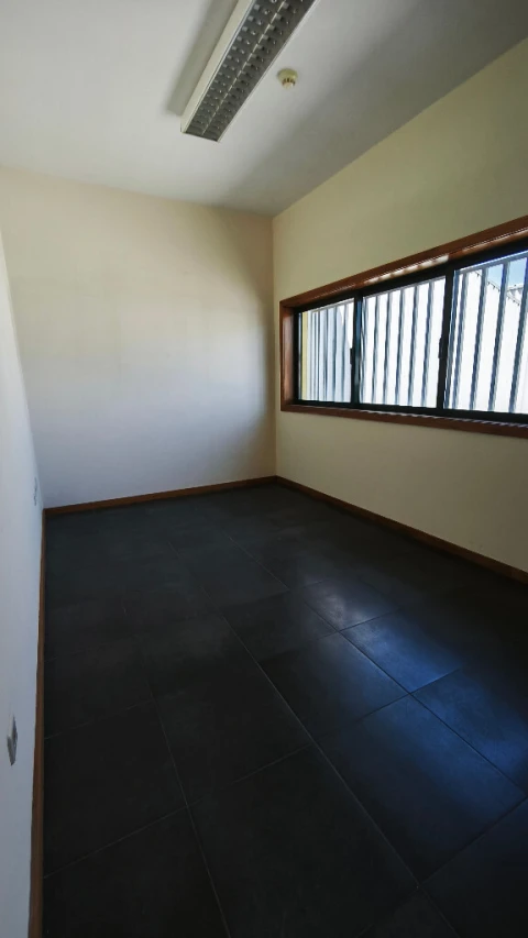 Armazém para Arrendamento em Canelas