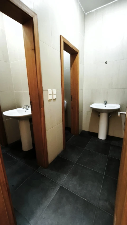 Armazém para Arrendamento em Canelas