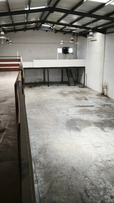 Armazém para Arrendamento em Canelas