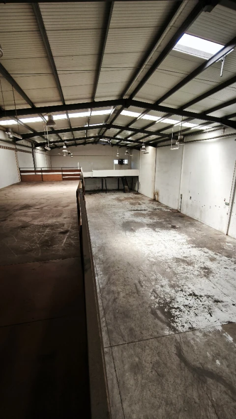 Armazém para Arrendamento em Canelas