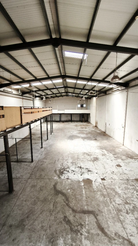 Armazém para Arrendamento em Canelas