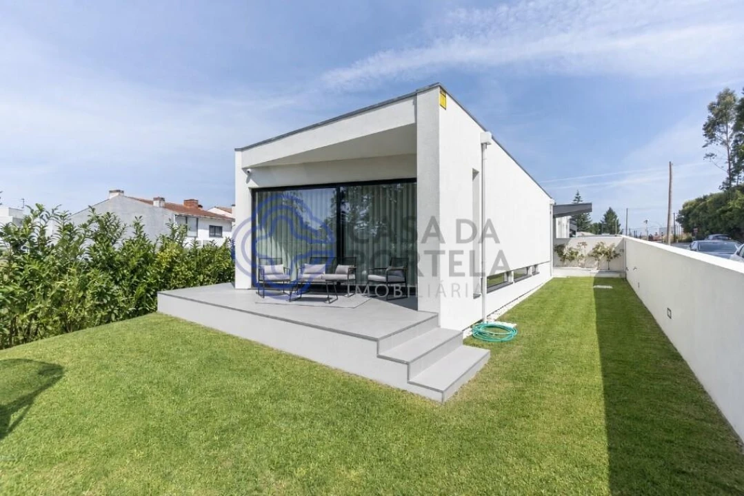 Moradia T4 para Venda em Milheiros Foto 68