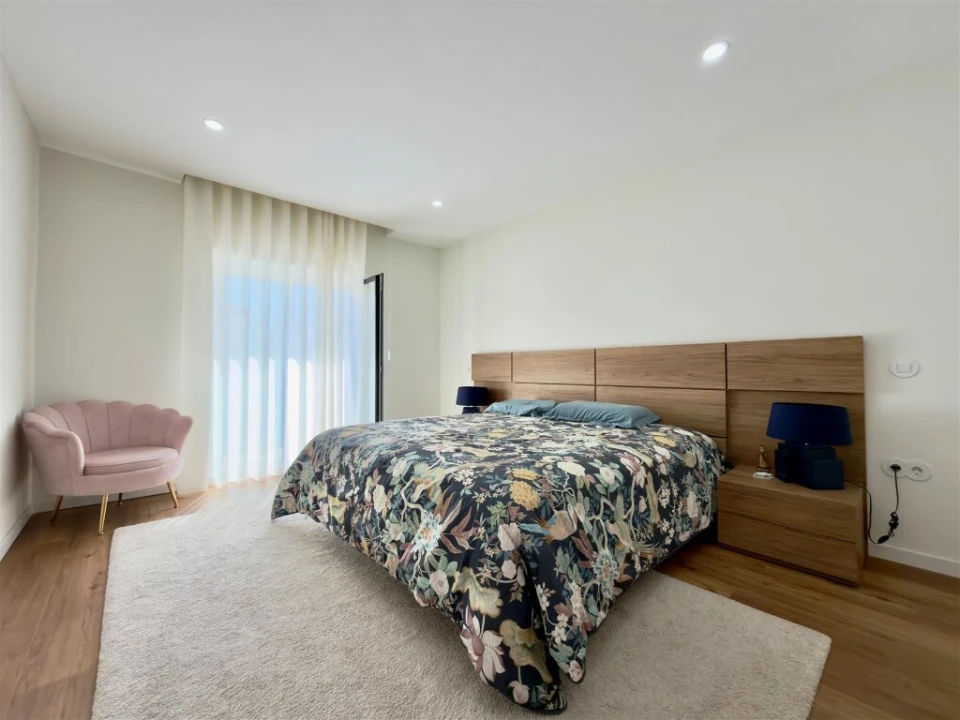 Moradia T5 para Venda em Santo Antonio dos Olivais Foto 4