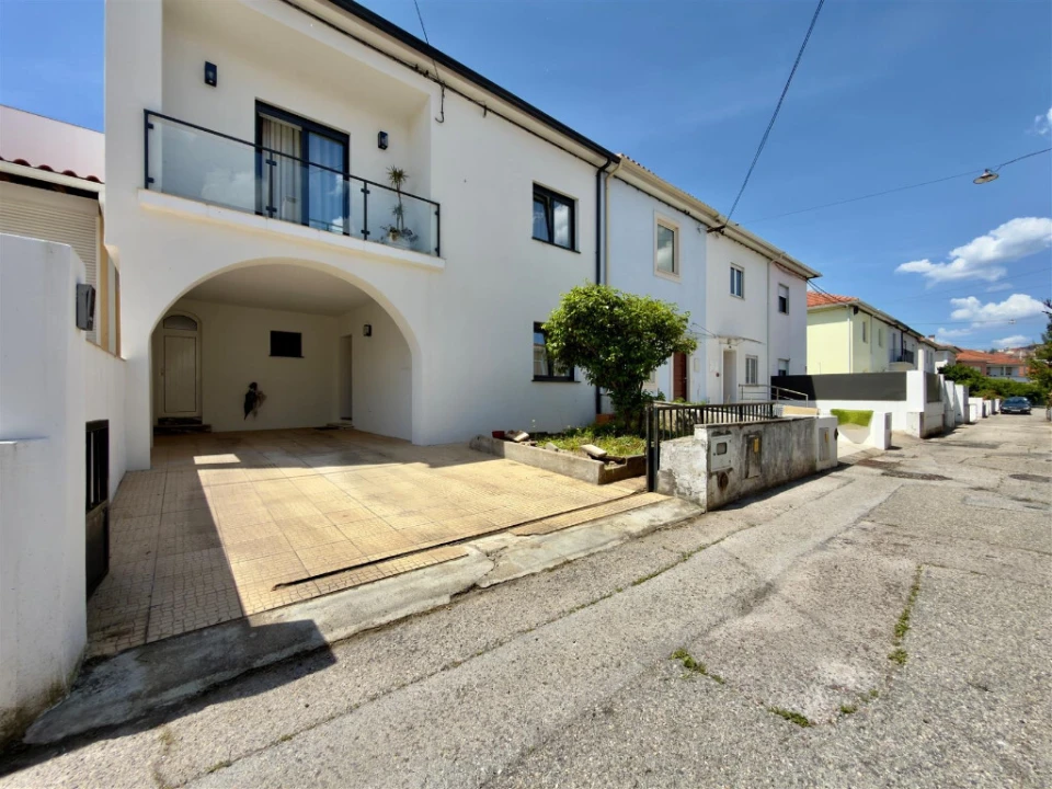Moradia T5 para Venda em Santo Antonio dos Olivais Foto 1