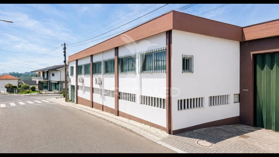 Armazém para Venda em Escapães