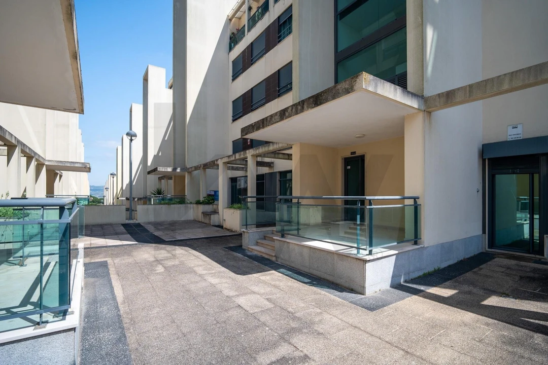 Loja para Arrendamento em Santo António dos Cavaleiros e Frielas Foto 19