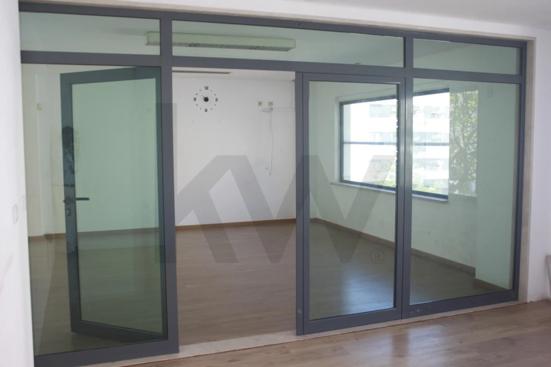 Loja para Arrendamento em Santo António dos Cavaleiros e Frielas Foto 4