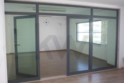 Loja para Arrendamento em Santo António dos Cavaleiros e Frielas