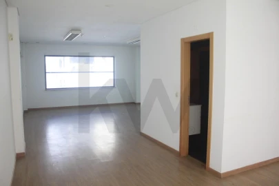 Loja para Arrendamento em Santo António dos Cavaleiros e Frielas