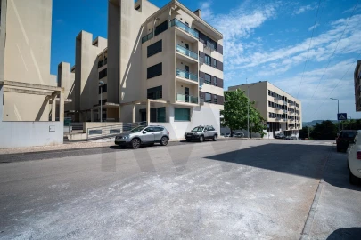 Loja para Arrendamento em Santo António dos Cavaleiros e Frielas
