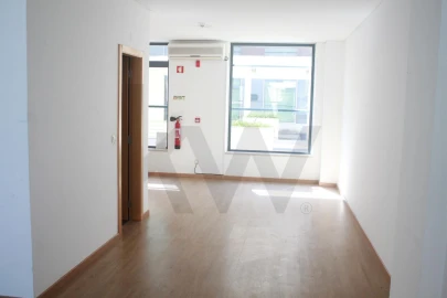 Loja para Arrendamento em Santo António dos Cavaleiros e Frielas