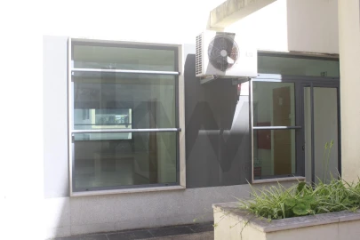 Loja para Arrendamento em Santo António dos Cavaleiros e Frielas