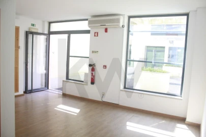 Loja para Arrendamento em Santo António dos Cavaleiros e Frielas