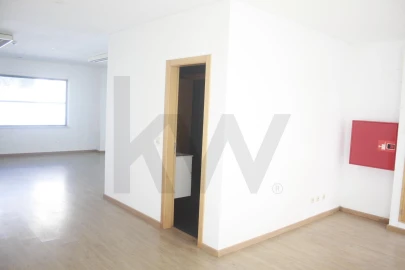 Loja para Arrendamento em Santo António dos Cavaleiros e Frielas