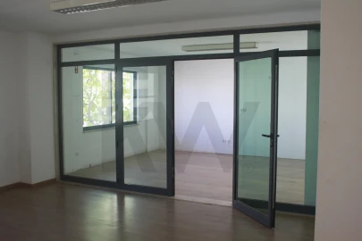 Loja para Arrendamento em Santo António dos Cavaleiros e Frielas