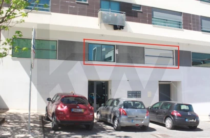 Loja para Arrendamento em Santo António dos Cavaleiros e Frielas