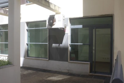 Loja para Arrendamento em Santo António dos Cavaleiros e Frielas