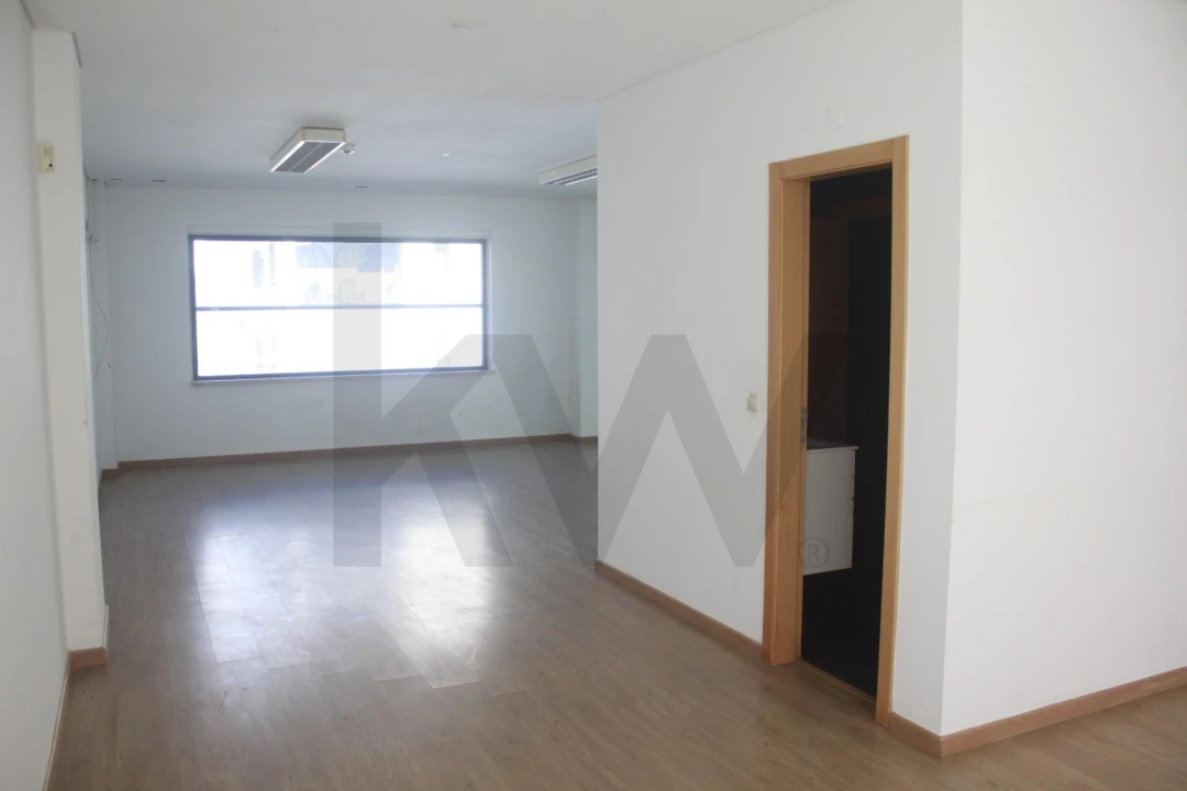 Loja para Arrendamento em Santo António dos Cavaleiros e Frielas Foto 7