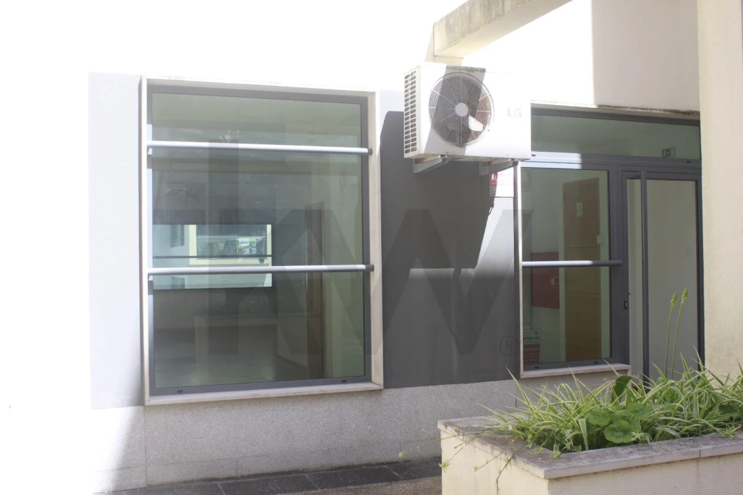 Loja para Arrendamento em Santo António dos Cavaleiros e Frielas Foto 2