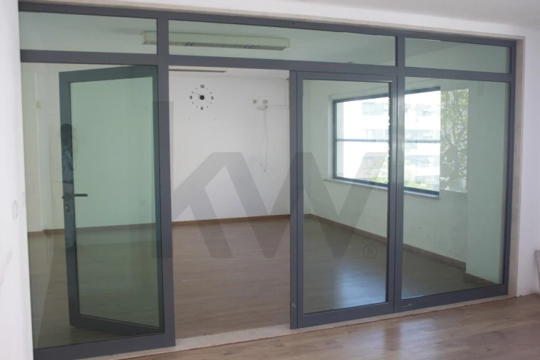 Loja para Arrendamento em Santo António dos Cavaleiros e Frielas Foto 4