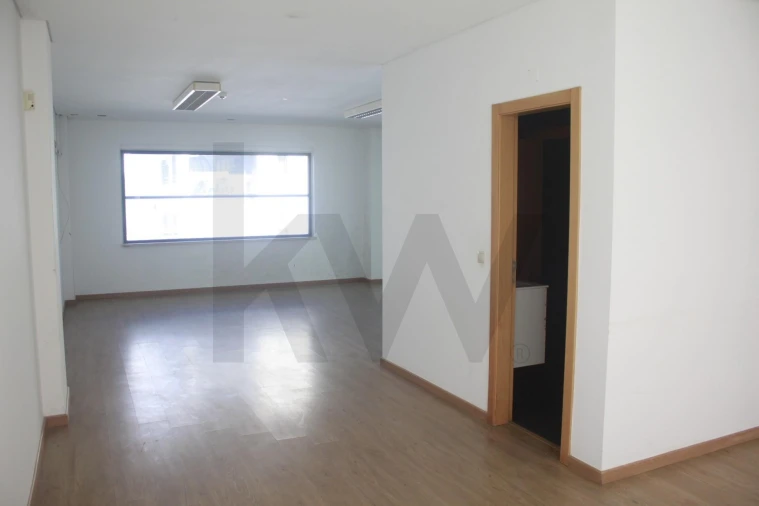 Loja para Arrendamento em Santo António dos Cavaleiros e Frielas Foto 7