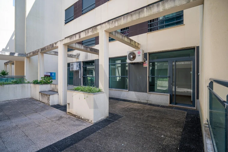Loja para Arrendamento em Santo António dos Cavaleiros e Frielas