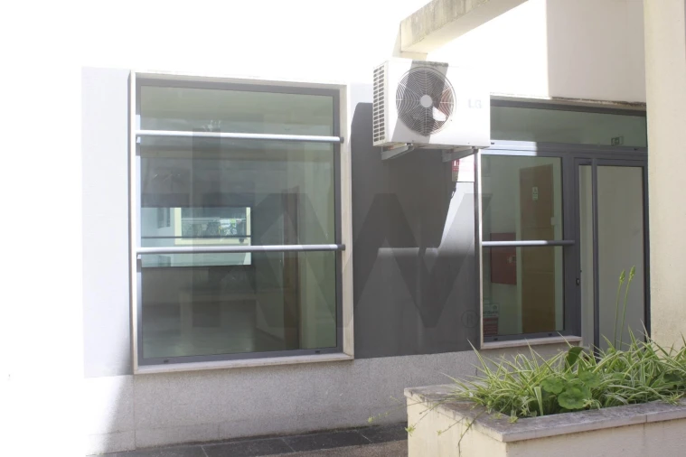 Loja para Arrendamento em Santo António dos Cavaleiros e Frielas Foto 2