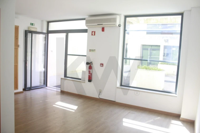 Loja para Arrendamento em Santo António dos Cavaleiros e Frielas Foto 5