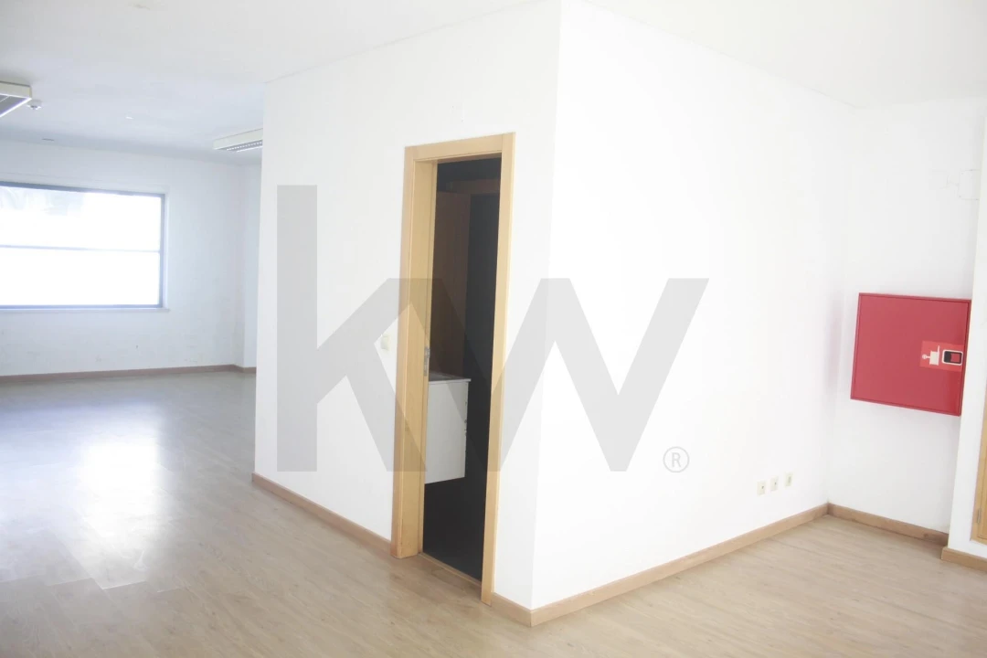 Loja para Arrendamento em Santo António dos Cavaleiros e Frielas Foto 6