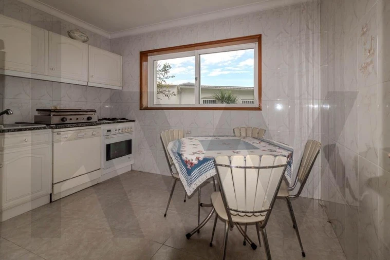 Moradia T4 para Venda em Canelas Foto 10