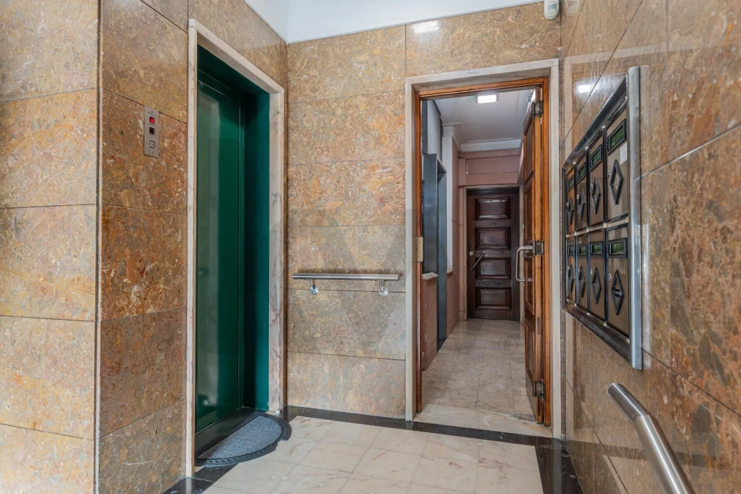 Apartamento T5 para Venda em Alvalade Foto 5