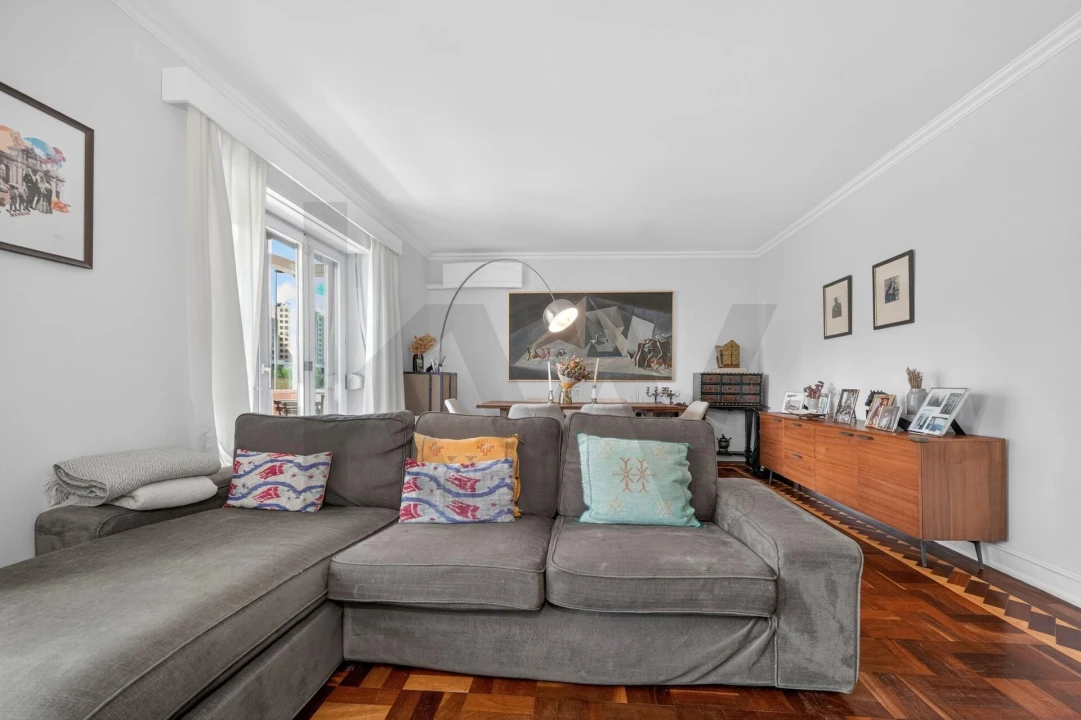Apartamento T5 para Venda em Alvalade Foto 9