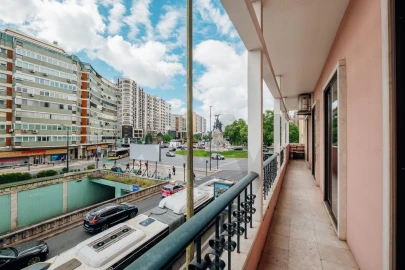 Apartamento T5 para Venda em Alvalade