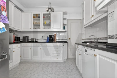 Apartamento T5 para Venda em Alvalade