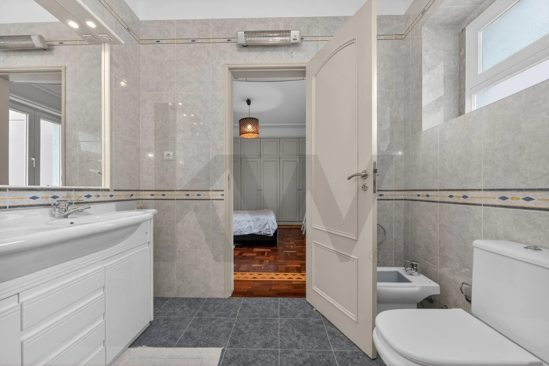 Apartamento T5 para Venda em Alvalade Foto 24