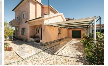 Moradia T4 para Venda em Charneca de Caparica e Sobreda