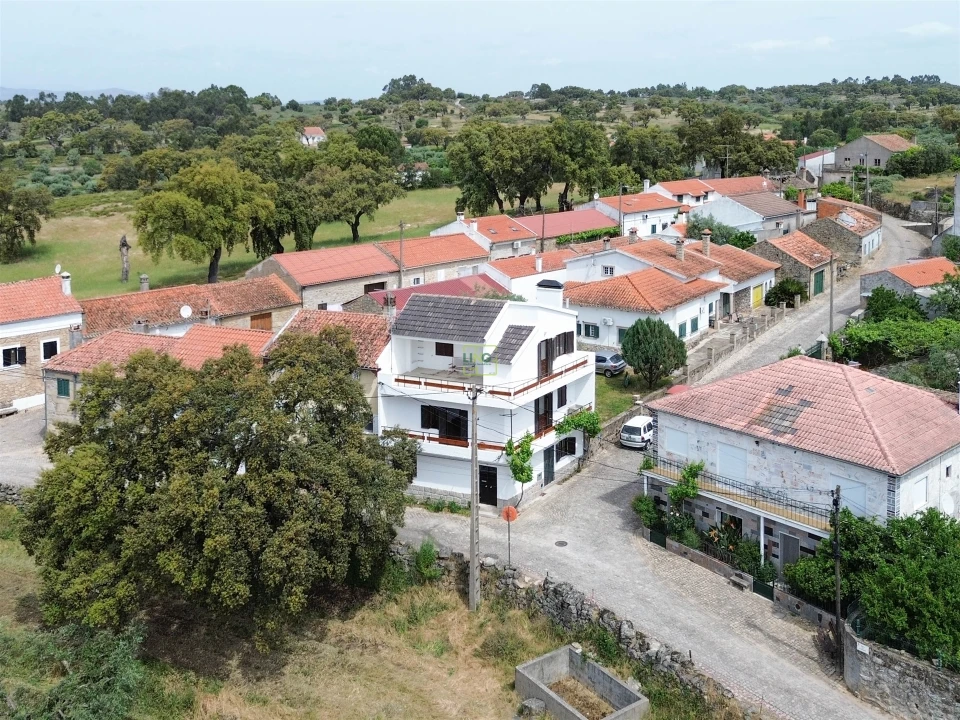 Moradia T4 para Venda em São Miguel de Acha Foto 3