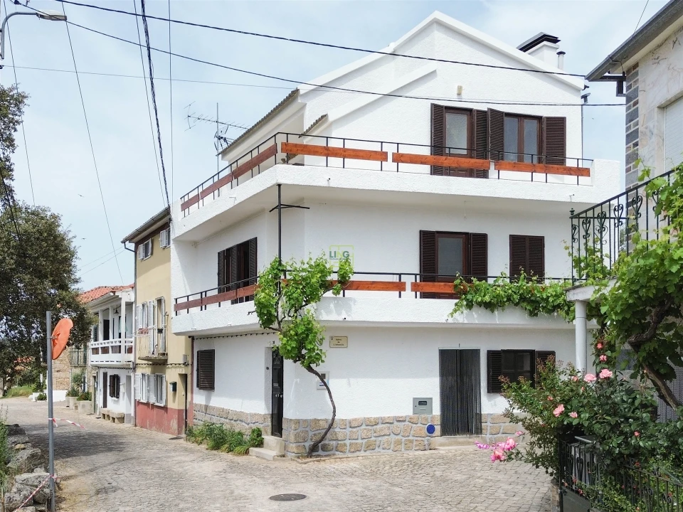 Moradia T4 para Venda em São Miguel de Acha Foto 1