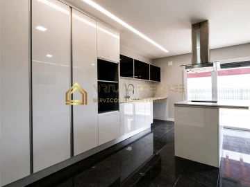 Moradia T4 para Venda em Fernao Ferro