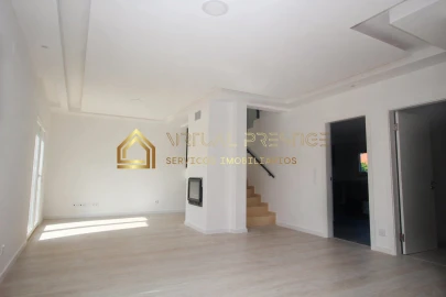 Moradia T4 para Venda em Fernao Ferro