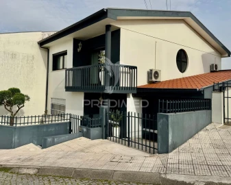 Moradia T4 para Venda em Fermentões