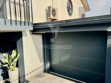 Moradia T4 para Venda em Fermentões