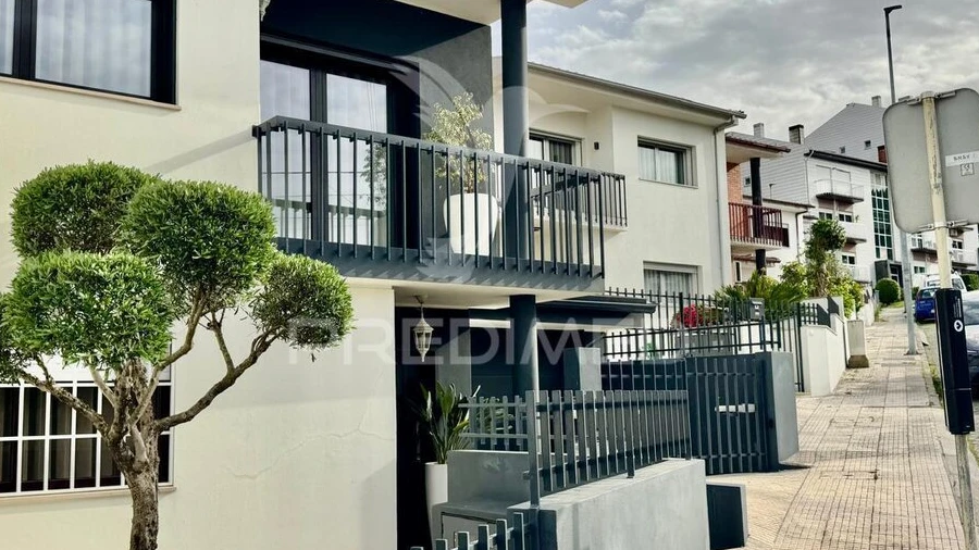 Moradia T4 para Venda em Fermentões