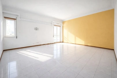 Apartamento T3 para Venda em Carregado e Cadafais