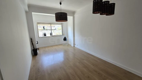 Apartamento T2 para Venda em Póvoa de Santo Adrião e Olival Basto