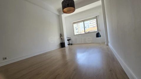 Apartamento T2 para Venda em Póvoa de Santo Adrião e Olival Basto