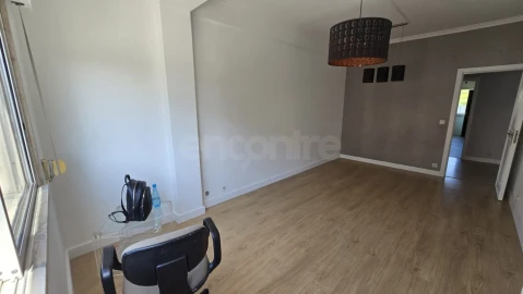 Apartamento T2 para Venda em Póvoa de Santo Adrião e Olival Basto